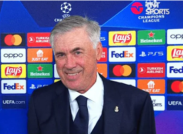 Ancelotti homenageia Vinicius Jr. e Carvajal ao receber prêmio de melhor técnico na Bola de Ouro