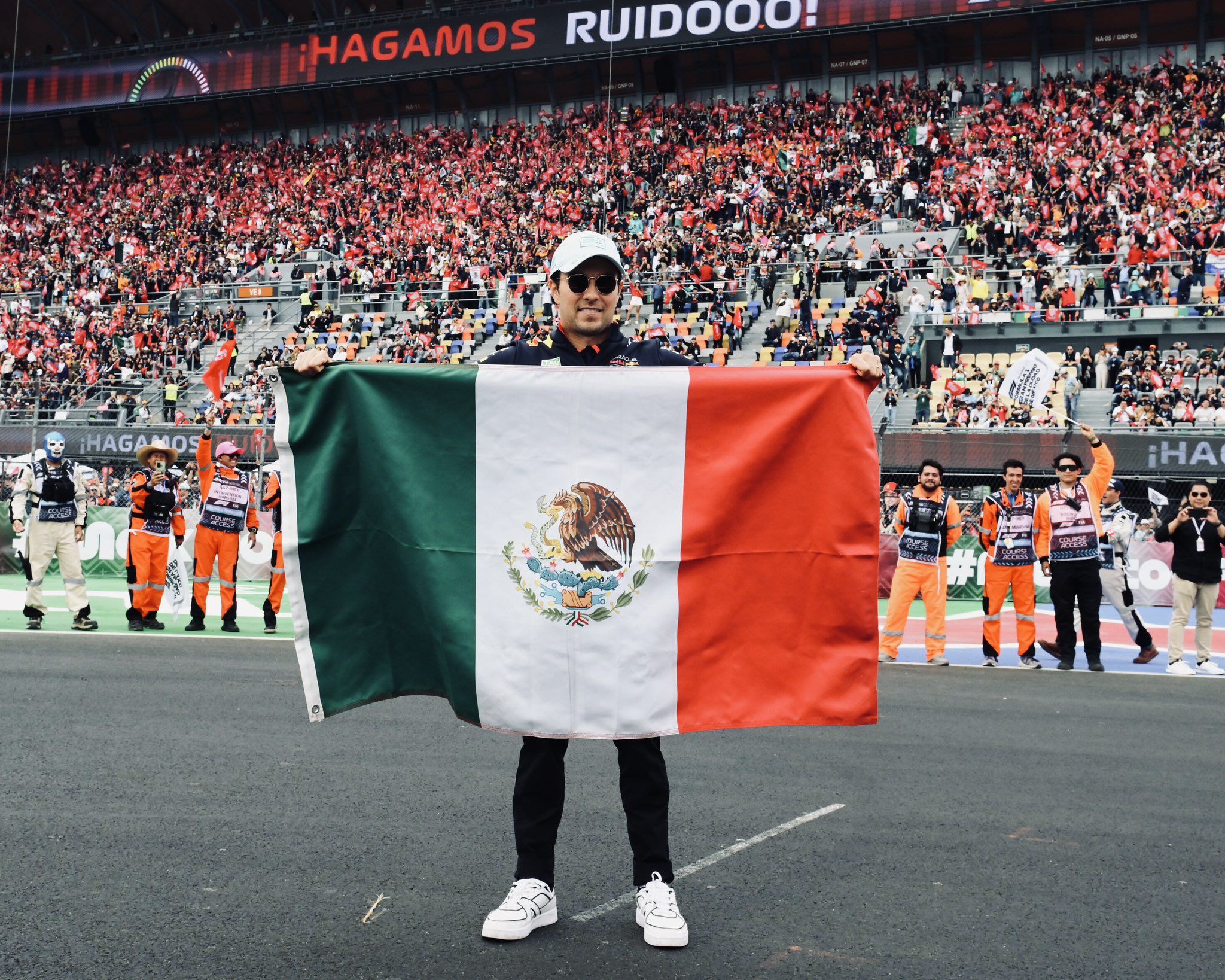 Checo Pérez sobre el incidente con Lawson: “En la F1 depende quien eres para las penalizaciones”