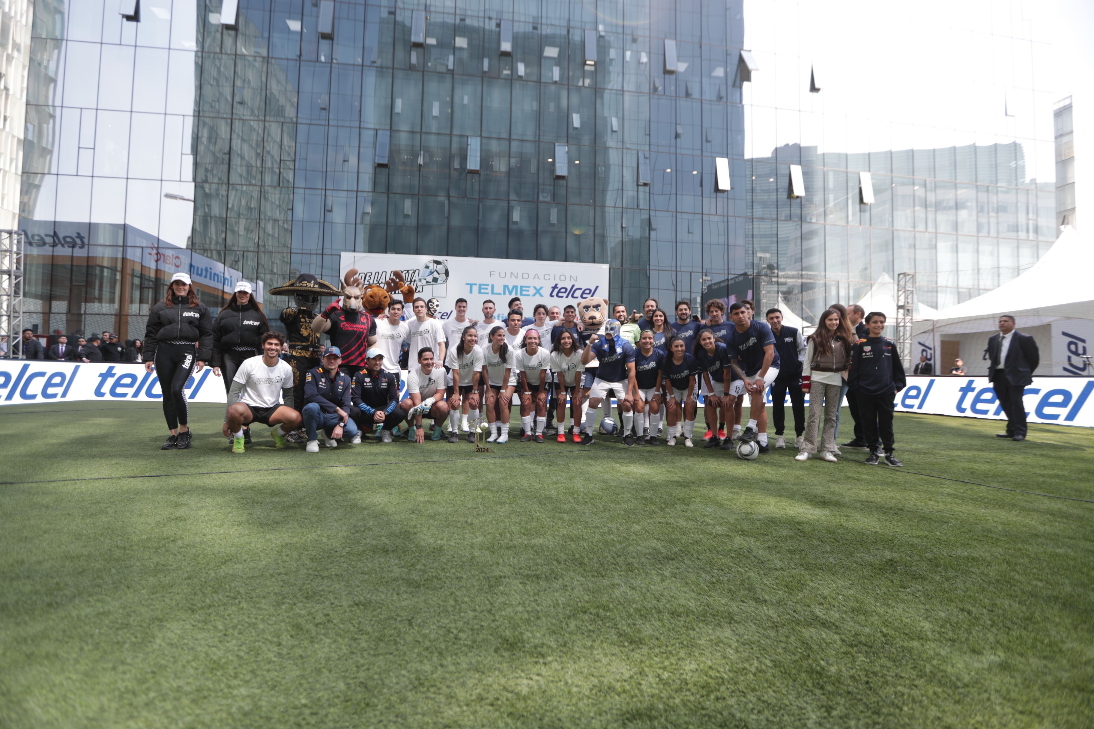 Jugadoras de la Liga MX Femenil, exfutbolistas, luchadores y campeones de la Homeless World Cup jugaron la cascarita con Checo Pérez y Max Verstappen