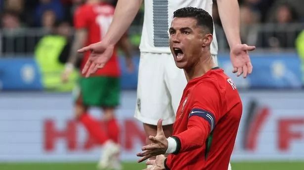 Ronaldo Reacts to Receiving Award from Portuguese Football Federation