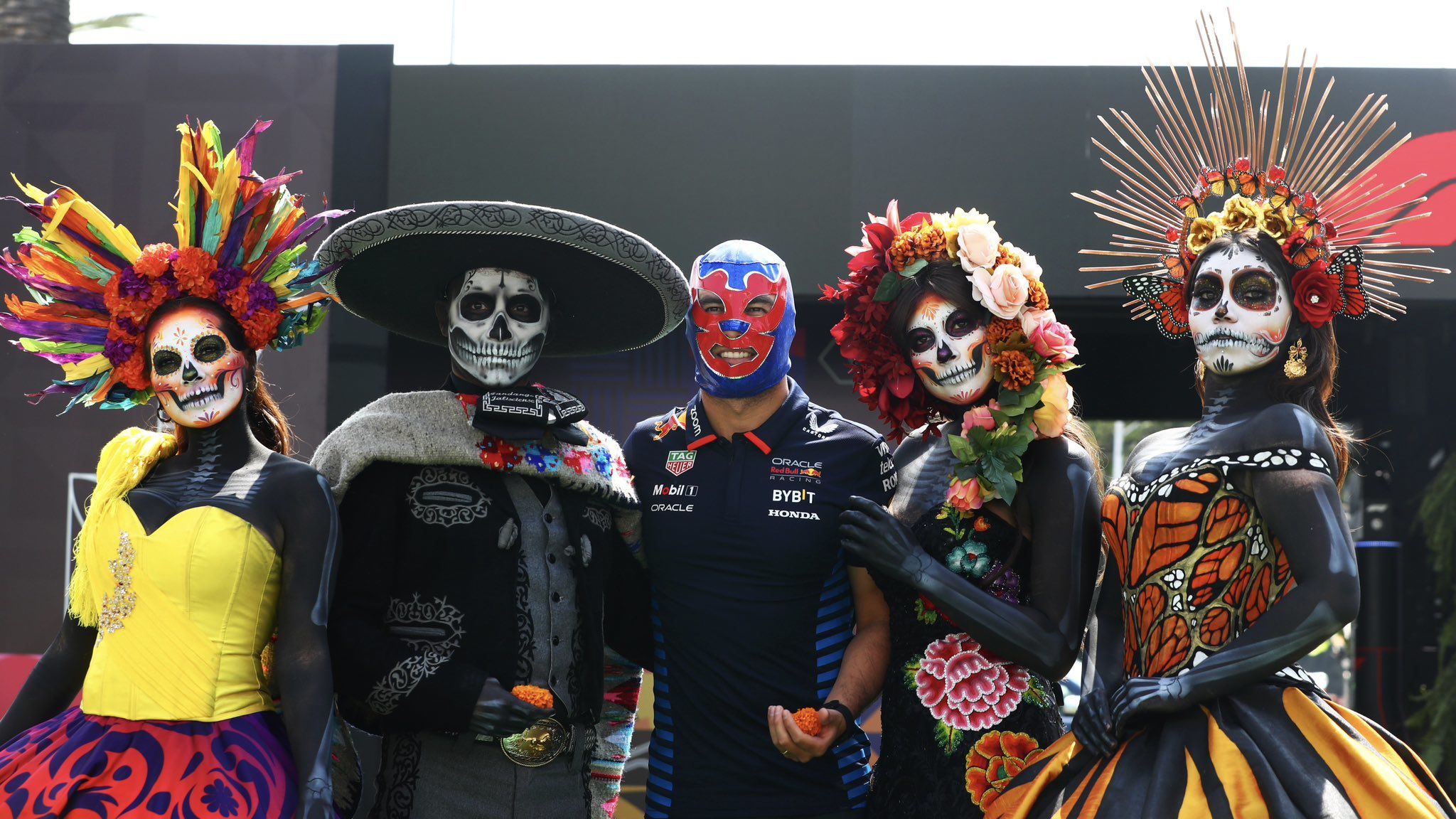 Checo Pérez correrá con casco inspirado en la lucha libre en el Gran Premio de México