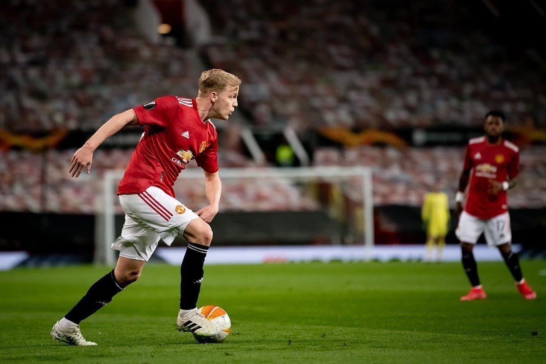 Manchester United's HC Erik ten Hag plans to keep MF Donny van de Beek