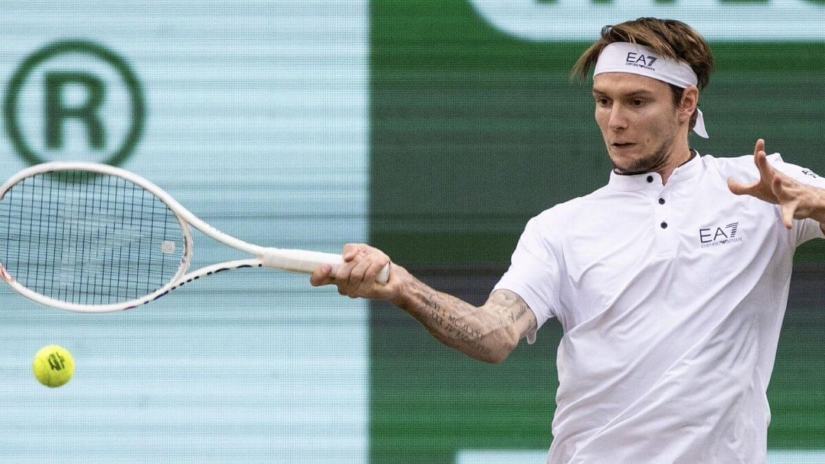 Tennis Player Bublik Lets a Ball Boy Play at ATP-250 Tournament