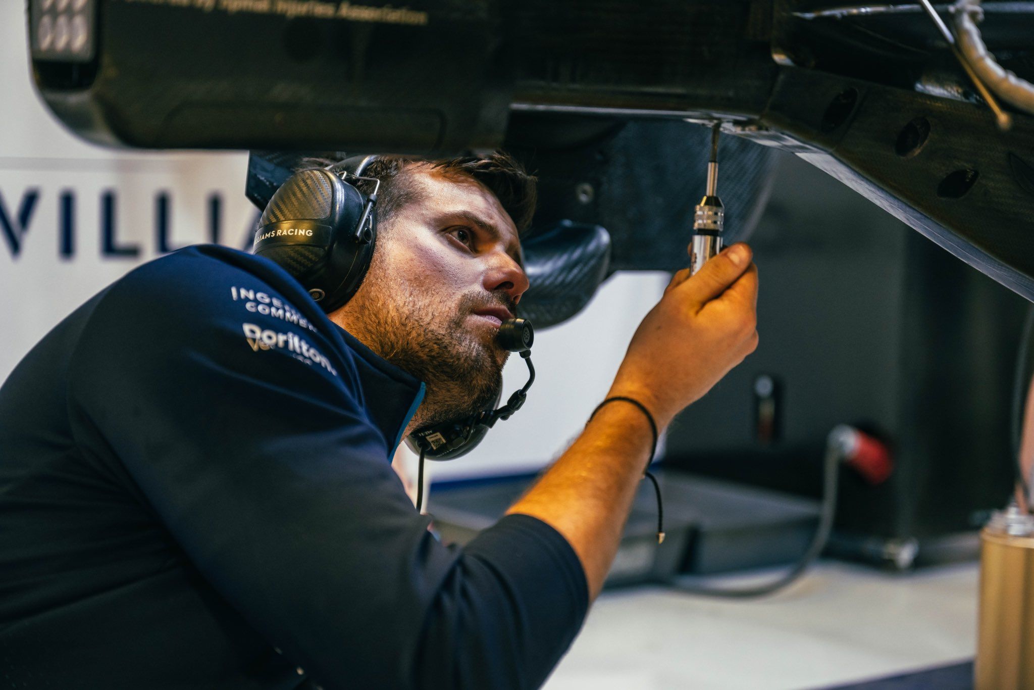 Equipo de Williams trabajando en las reparaciones.